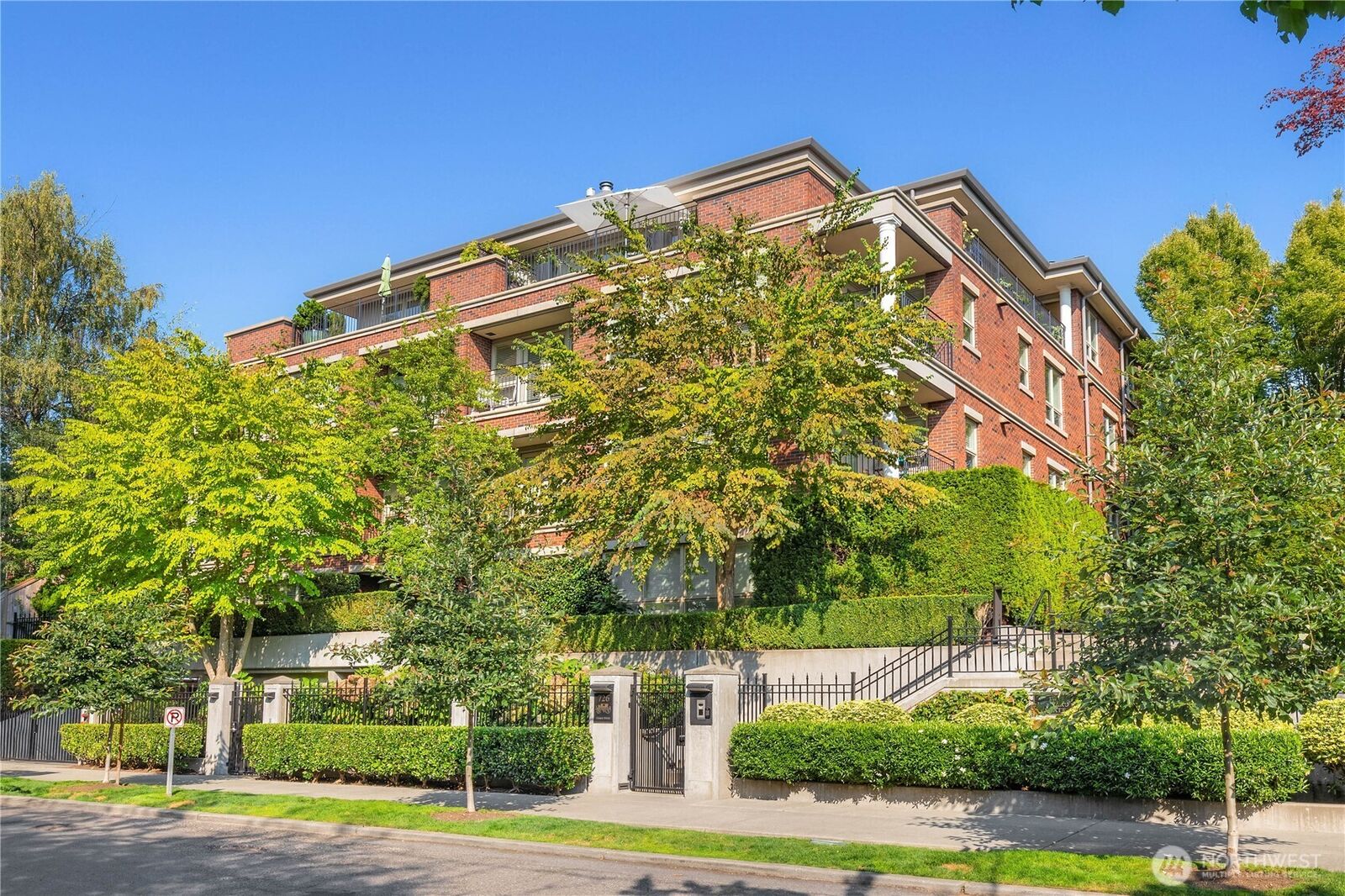 Property Photo:  726  Boylston Avenue E 9  WA 98102 