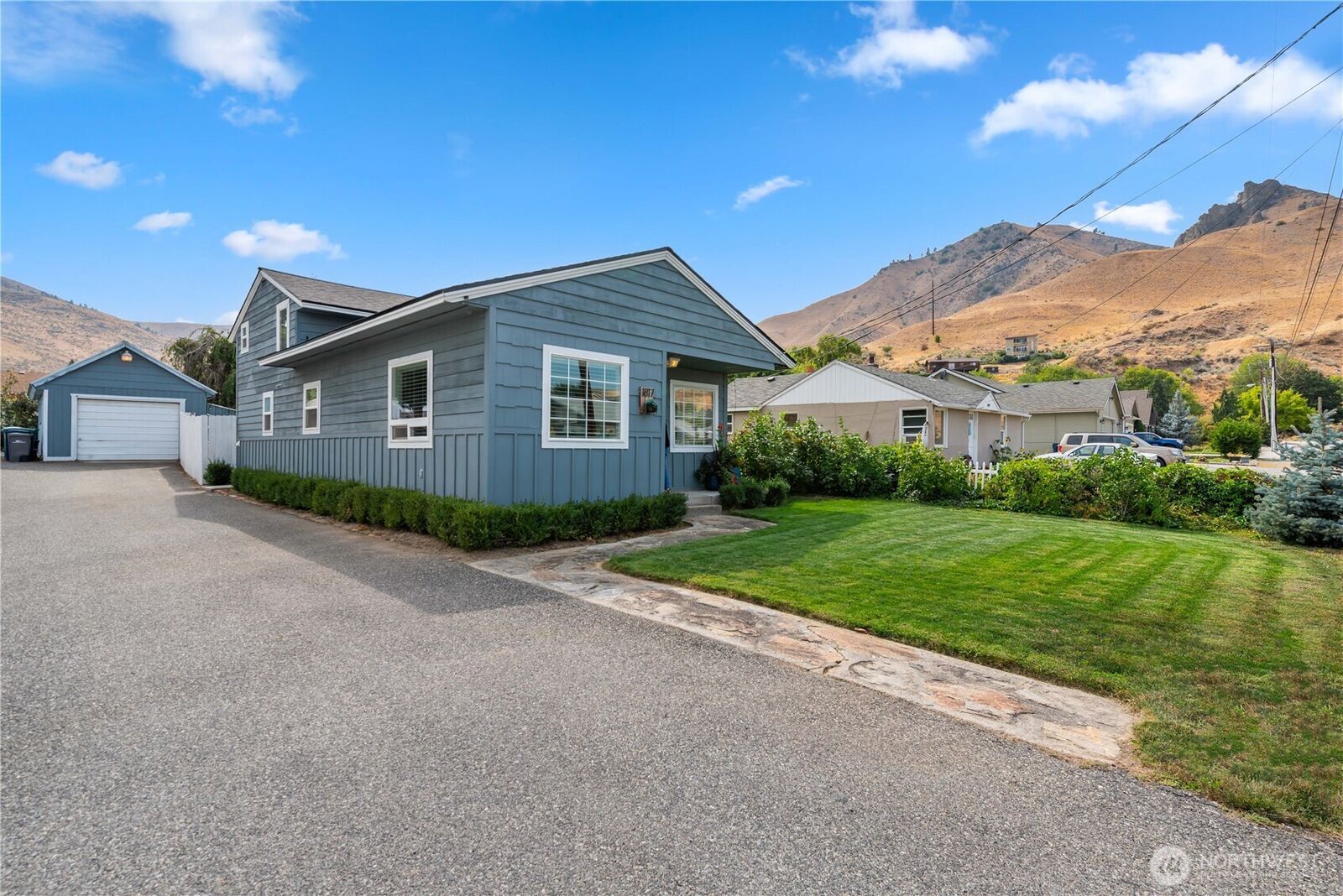 Property Photo: 1817 Castlerock Avenue WA 98801