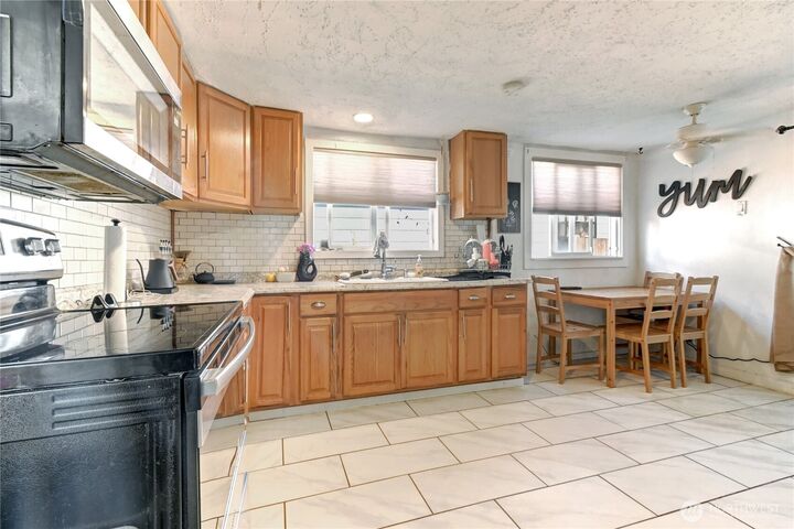 Property Photo:  2327  Harrison Avenue  WA 98201 