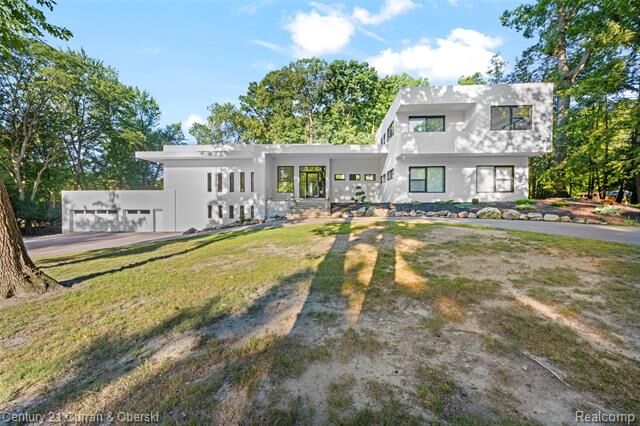 Property Photo: 31685 Franklin Fairway Street MI 48334