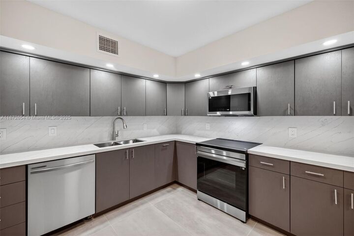 Property Photo: 2812 N 46th Ave G665 FL 33021