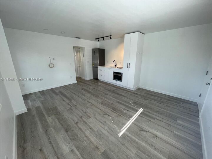 Property Photo:  323 Washington Ave 7  FL 33139 
