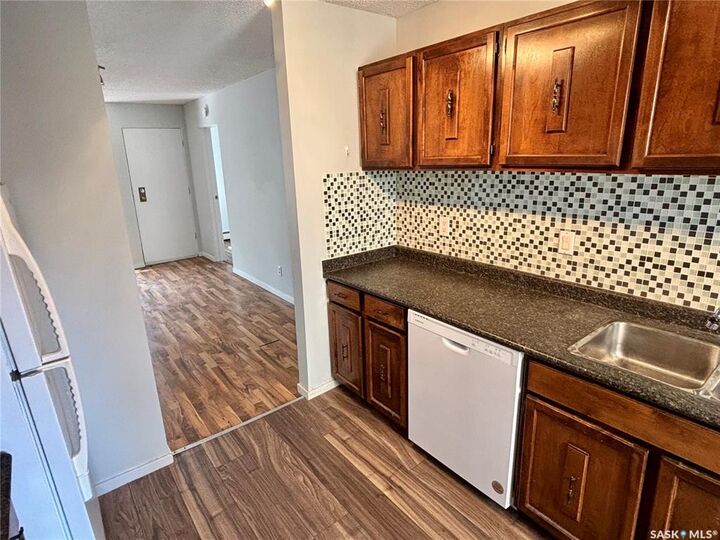 Property Photo: 423 4th Avenue N 203 SK S7K 2M4
