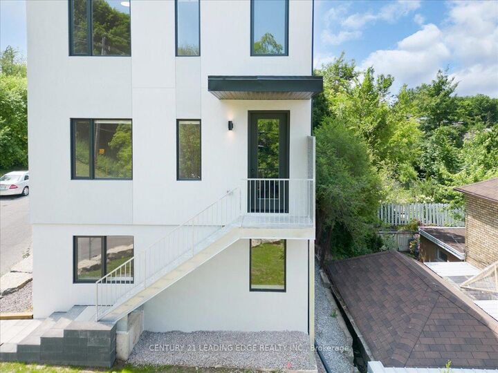 Photo de la propriété:  10 Summit Avenue 4  ON M6E 1X4 