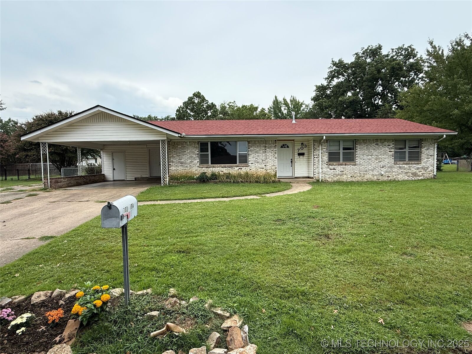 Property Photo:  703 E Ida Avenue  OK 74955 