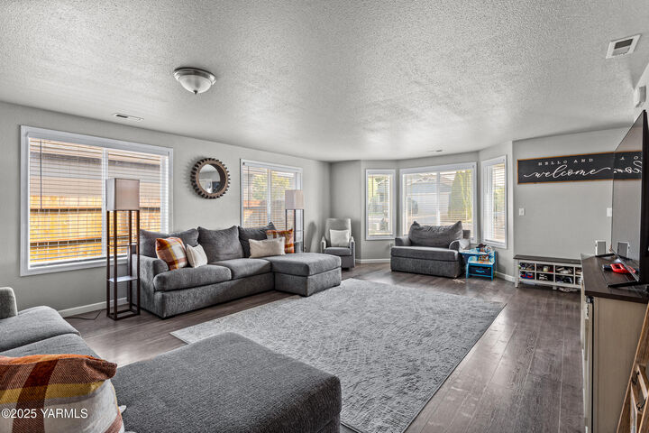 Property Photo:  516 Clark St  WA 98936 