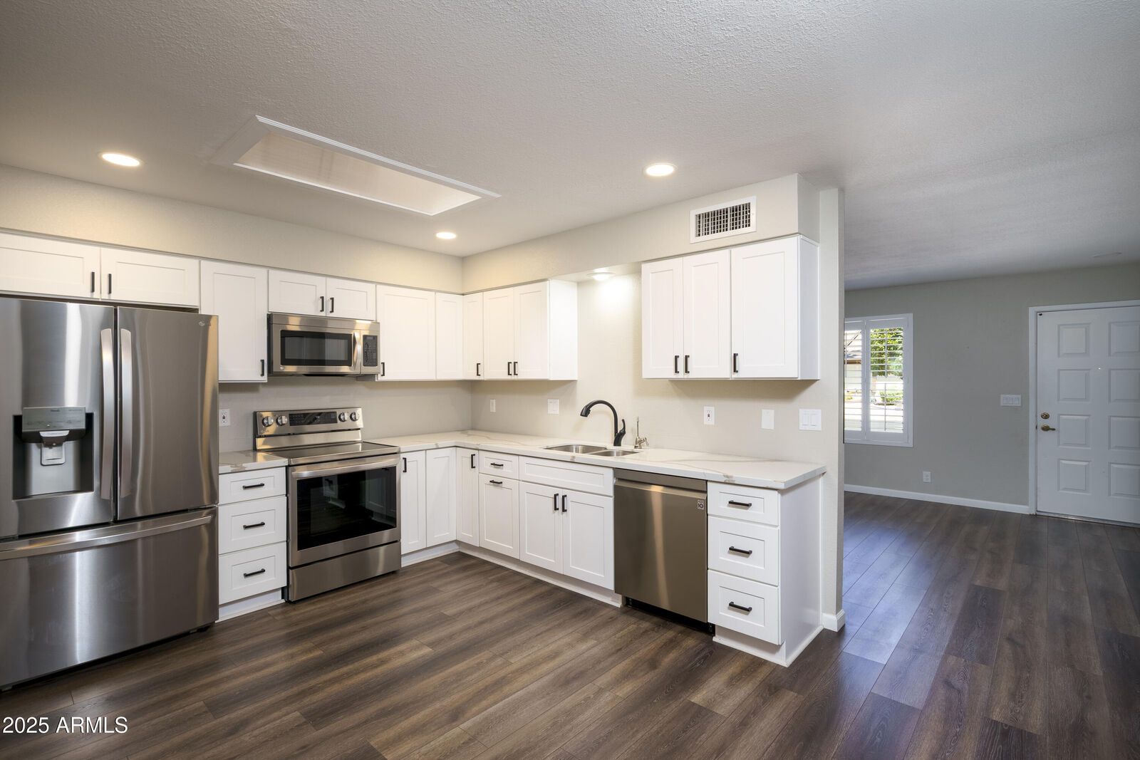 Property Photo:  2064 S Farnsworth Drive 109  AZ 85209 