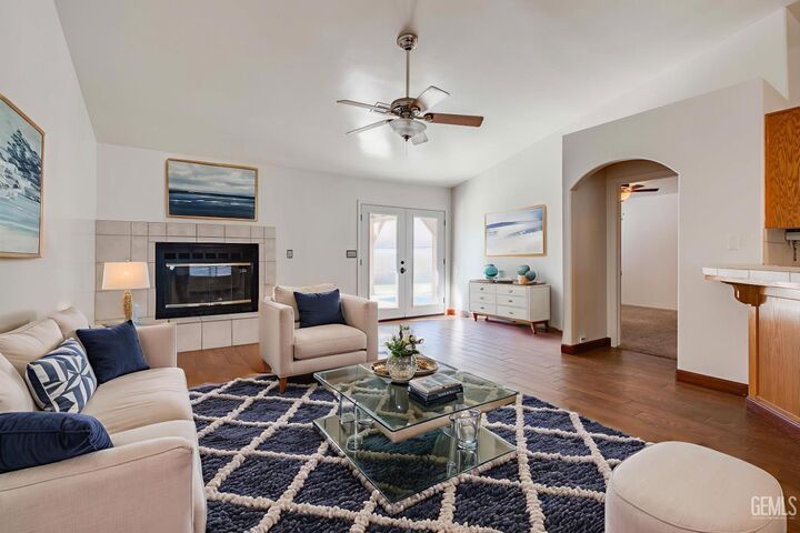 Property Photo: 704 Mallory Court CA 93268