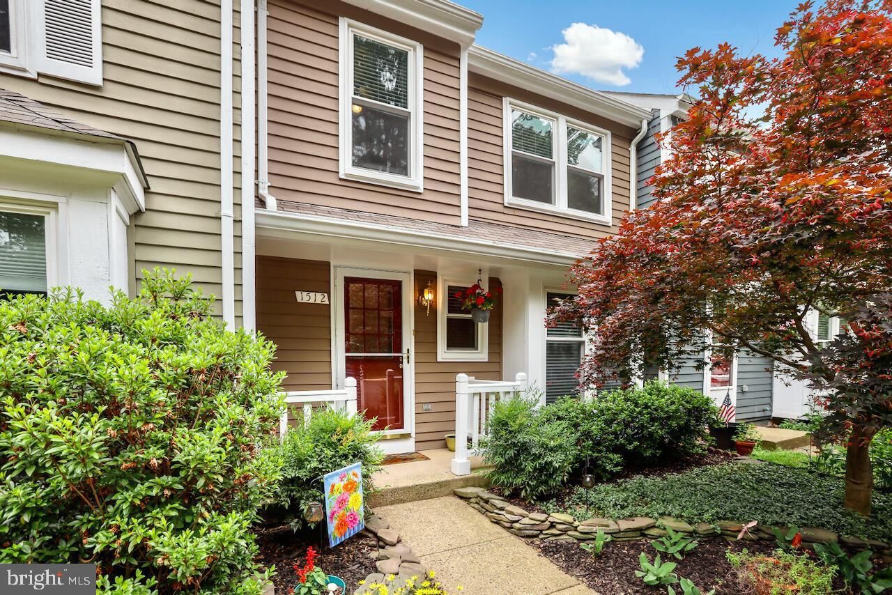 Property Photo: 1512 Poplar Grove Drive VA 20194
