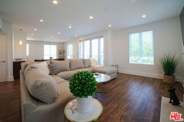 Property Photo:  907 S Shenandoah St  CA 90035 