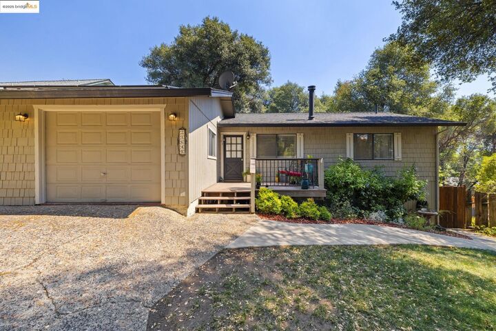 Property Photo:  