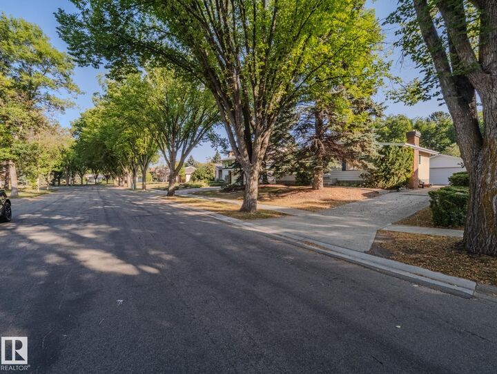 Property Photo:  50 Flagstone Crescent  AB T8N 1R3 