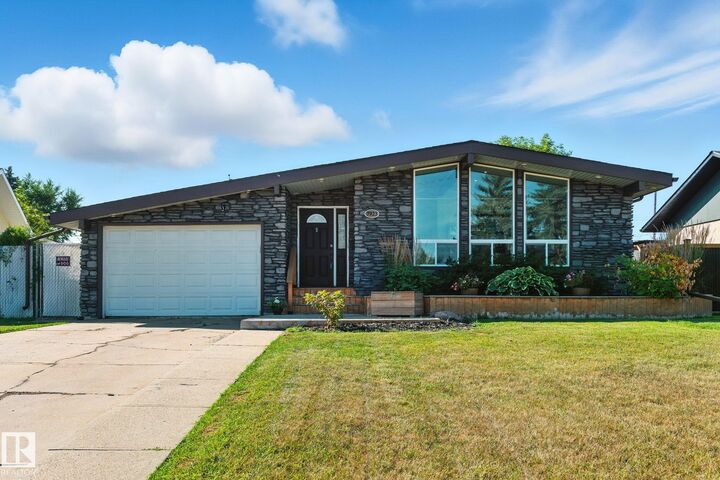 7923 131A Avenue NW  Edmonton AB T5C 2A2 photo