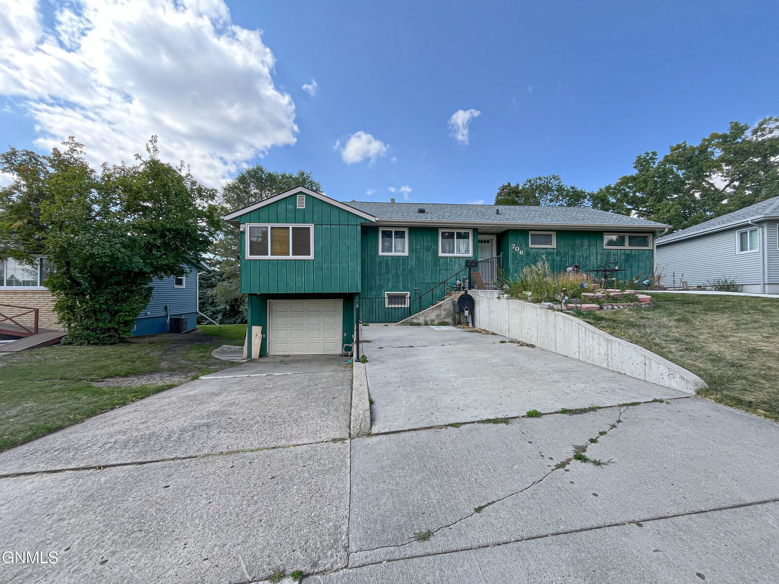 Property Photo:  706 Crescent Lane  ND 58501 