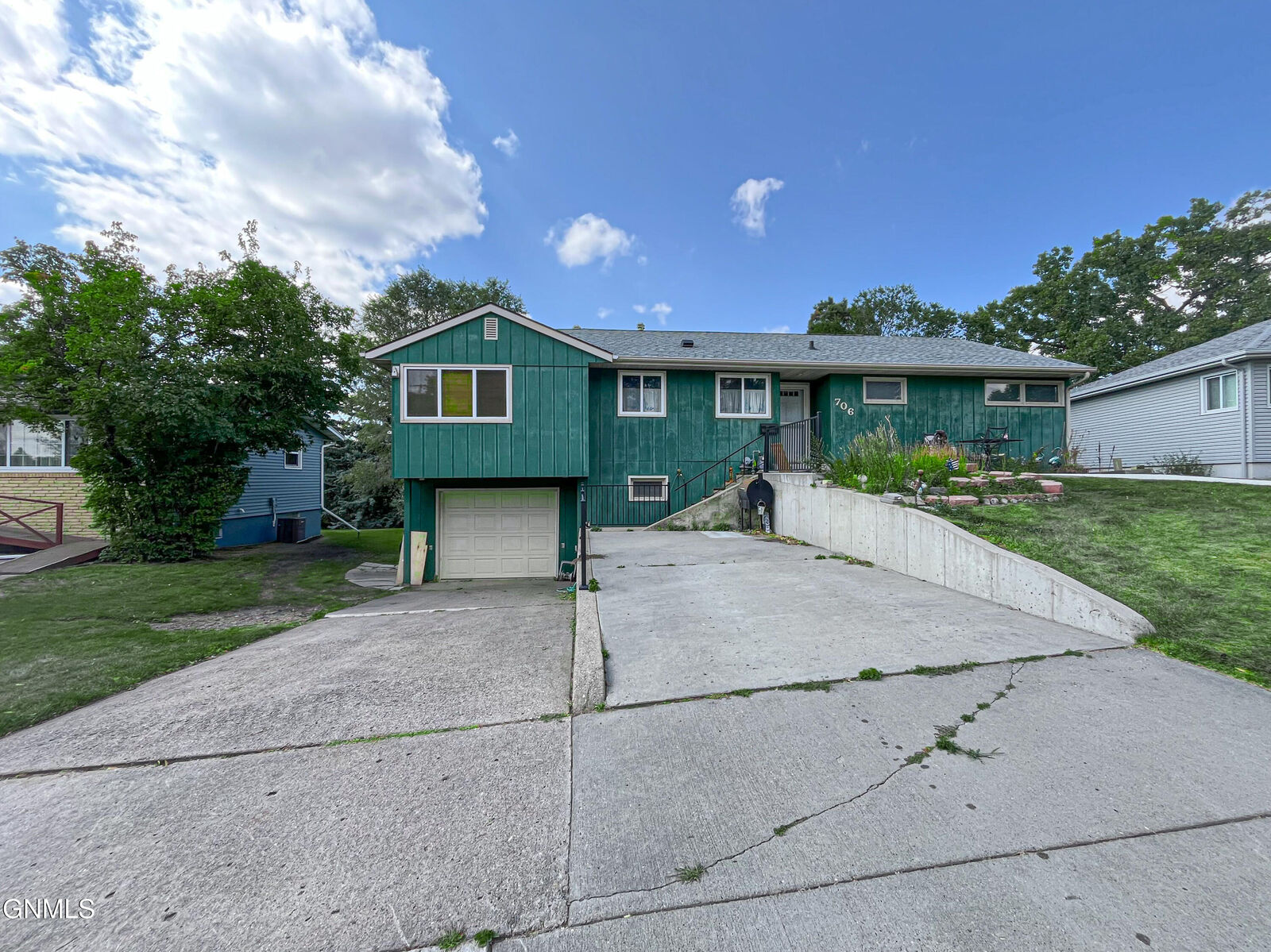 Property Photo:  706 Crescent Lane  ND 58501 