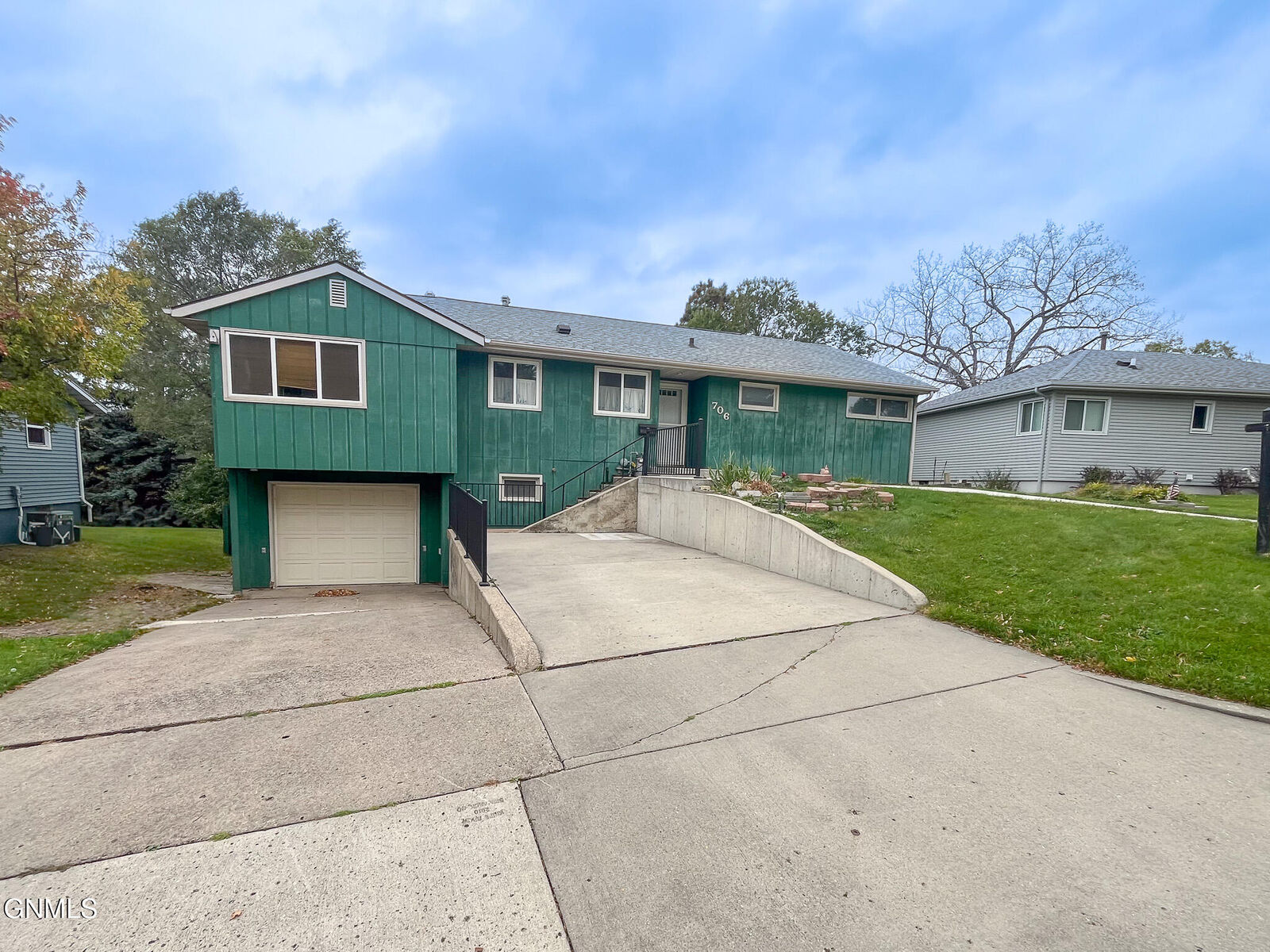 Property Photo:  706 Crescent Lane  ND 58501 