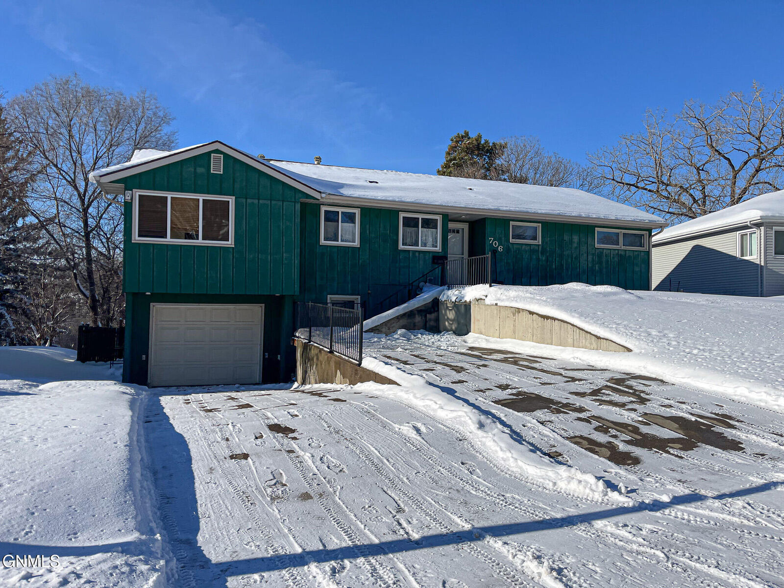 Property Photo:  706 Crescent Lane  ND 58501 