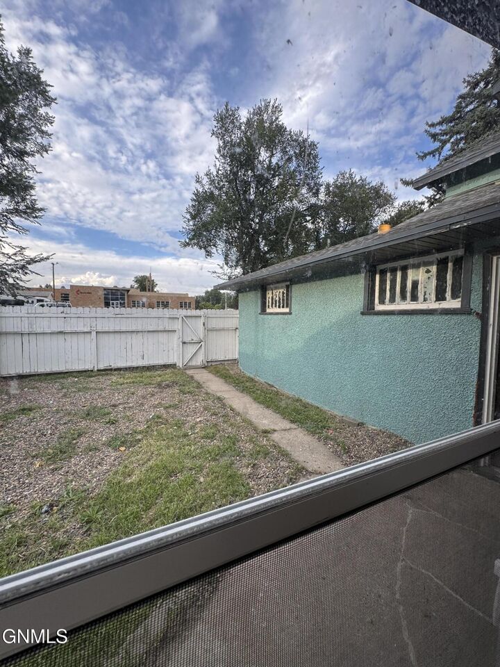 Property Photo:  930 N 6th Street Street  ND 58501 