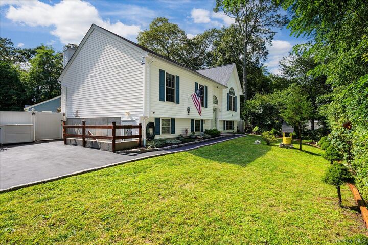 Property Photo:  7 Bird Court  NY 11951 