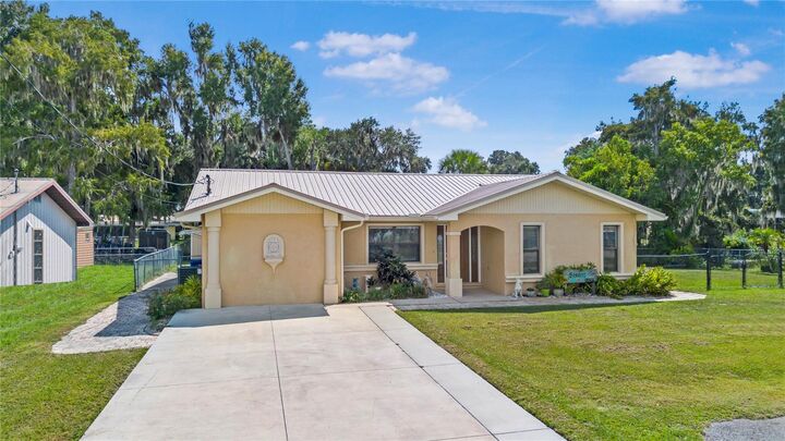 Property Photo: 1119 Cr 457 FL 33538