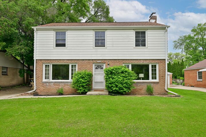 10560 W Grantosa Dr  Wauwatosa WI 53222 photo
