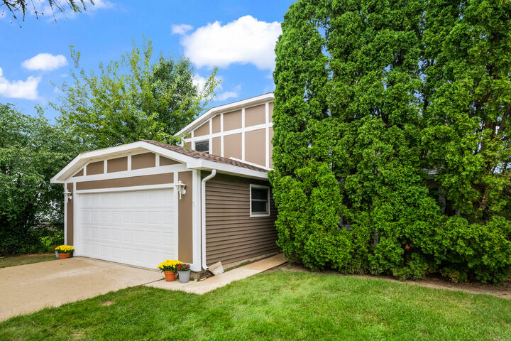 Property Photo:  6 Wild Rose Court  IL 60107 