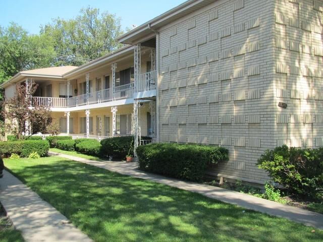 Property Photo: 725 Busse Highway 6 IL 60068