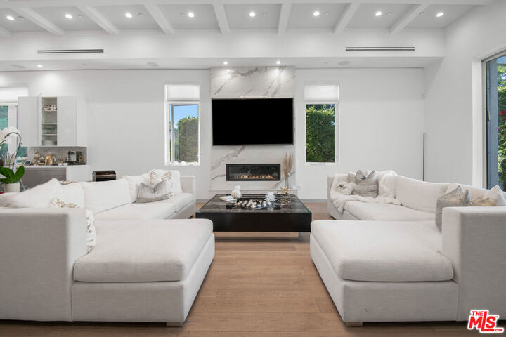Property Photo: 4664 Lemona Avenue CA 91403