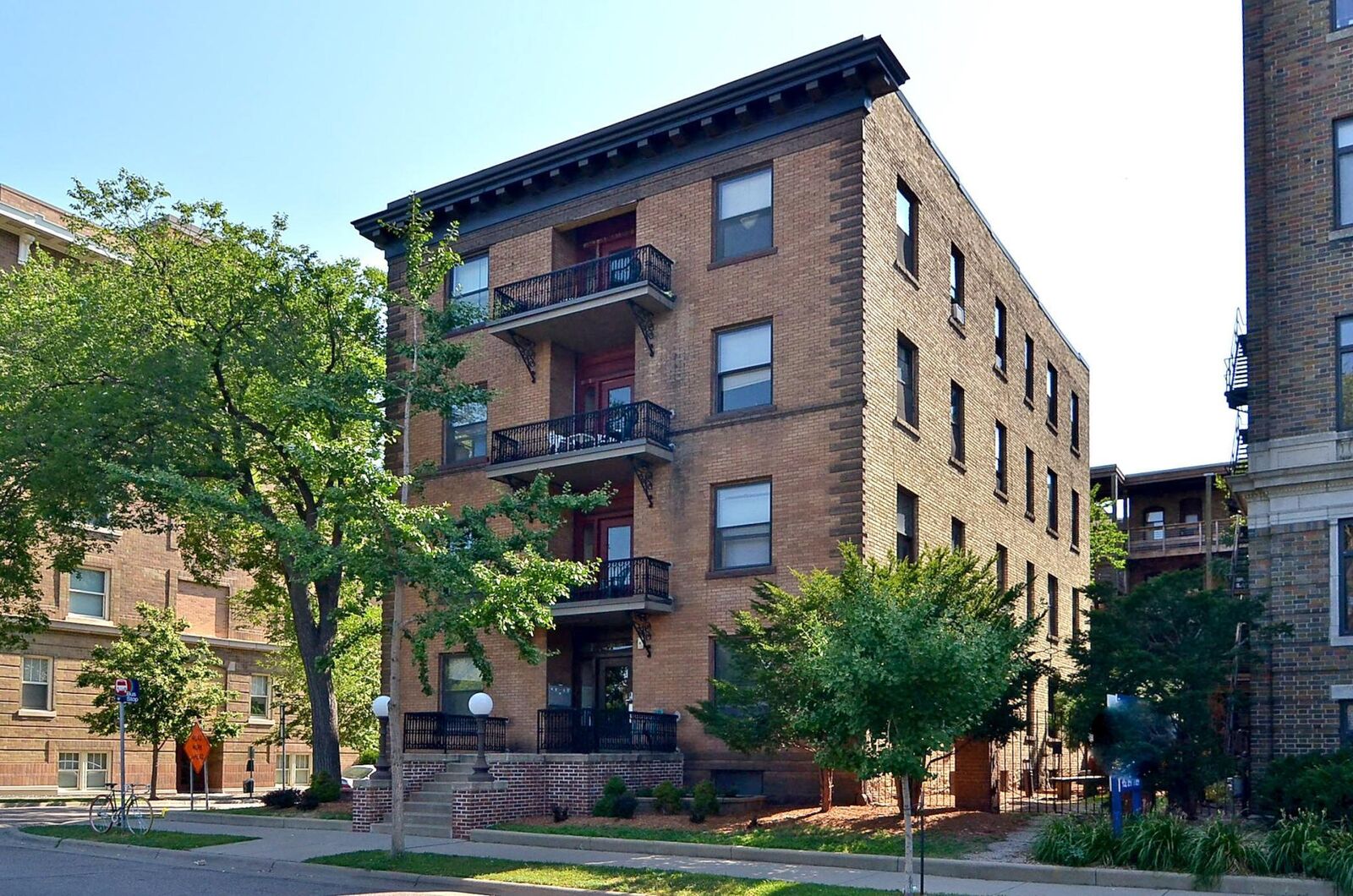 Property Photo: 1401 Willow Street 4 MN 55403