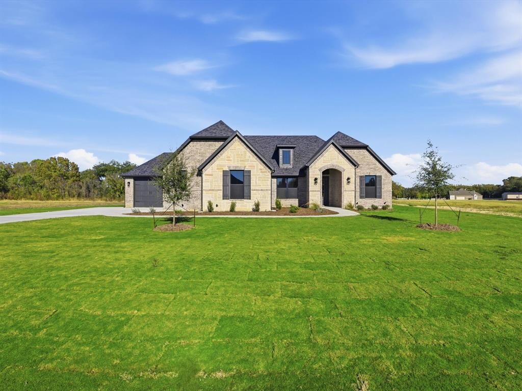 Property Photo: 1113 Silver Sage Trail TX 76085