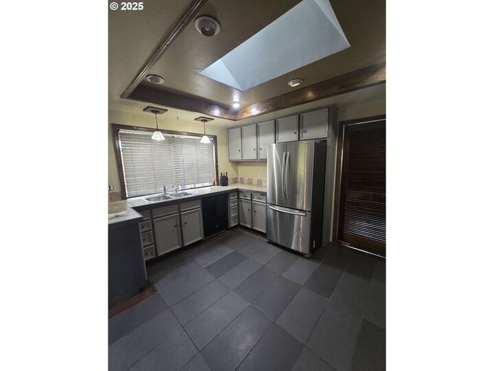 Property Photo:  589 S 72nd St  OR 97478 