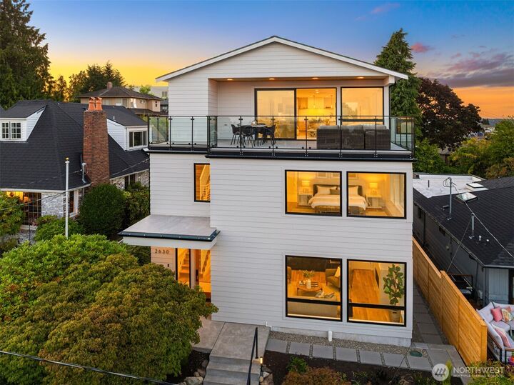 Property Photo:  2630 W Lynn Street  WA 98199 