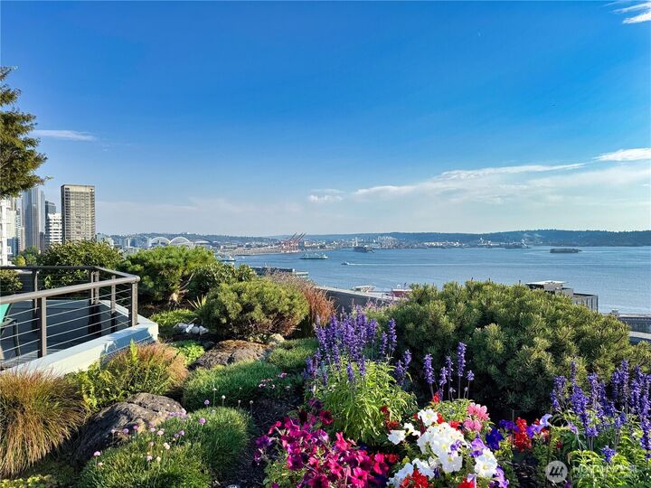 Property Photo:  2621  2nd Avenue 1503  WA 98121 
