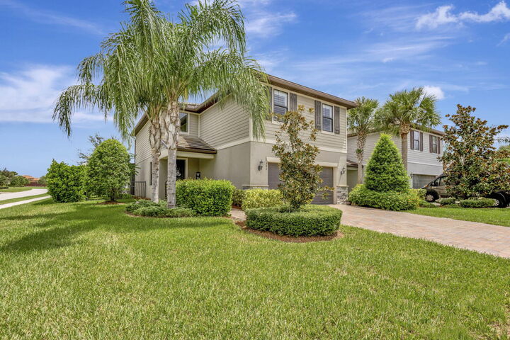 Property Photo: 593 SE Monet Drive FL 34984