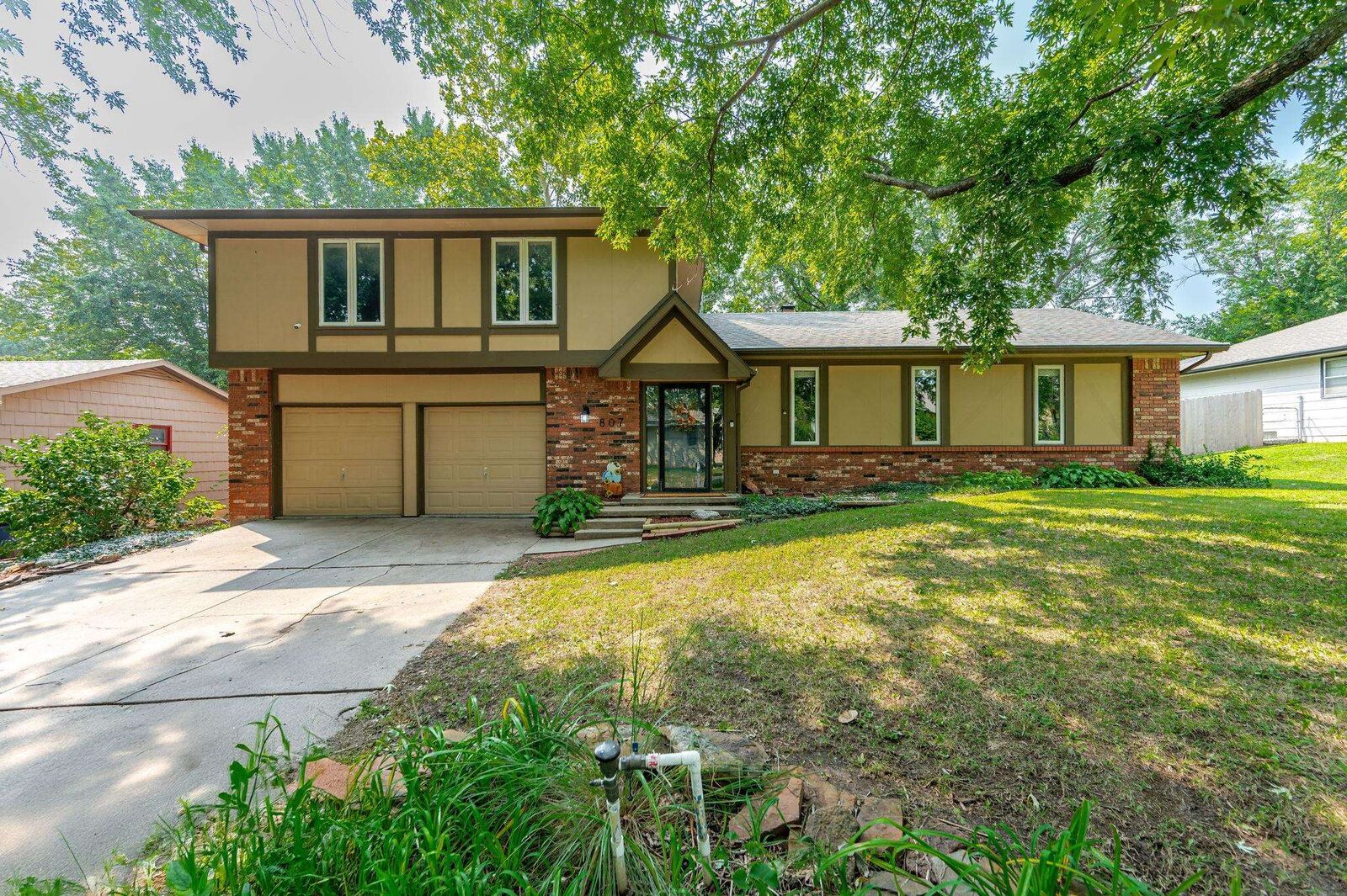 Property Photo:  807 E Community Ct  KS 67037