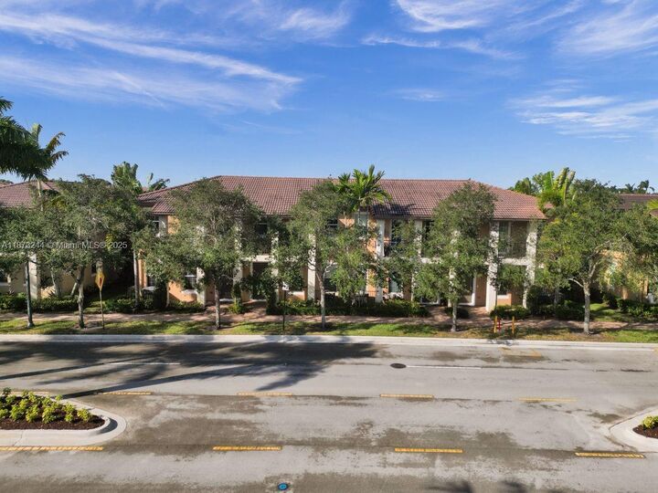 Property Photo: 1404 SW 147th Ave FL 33027