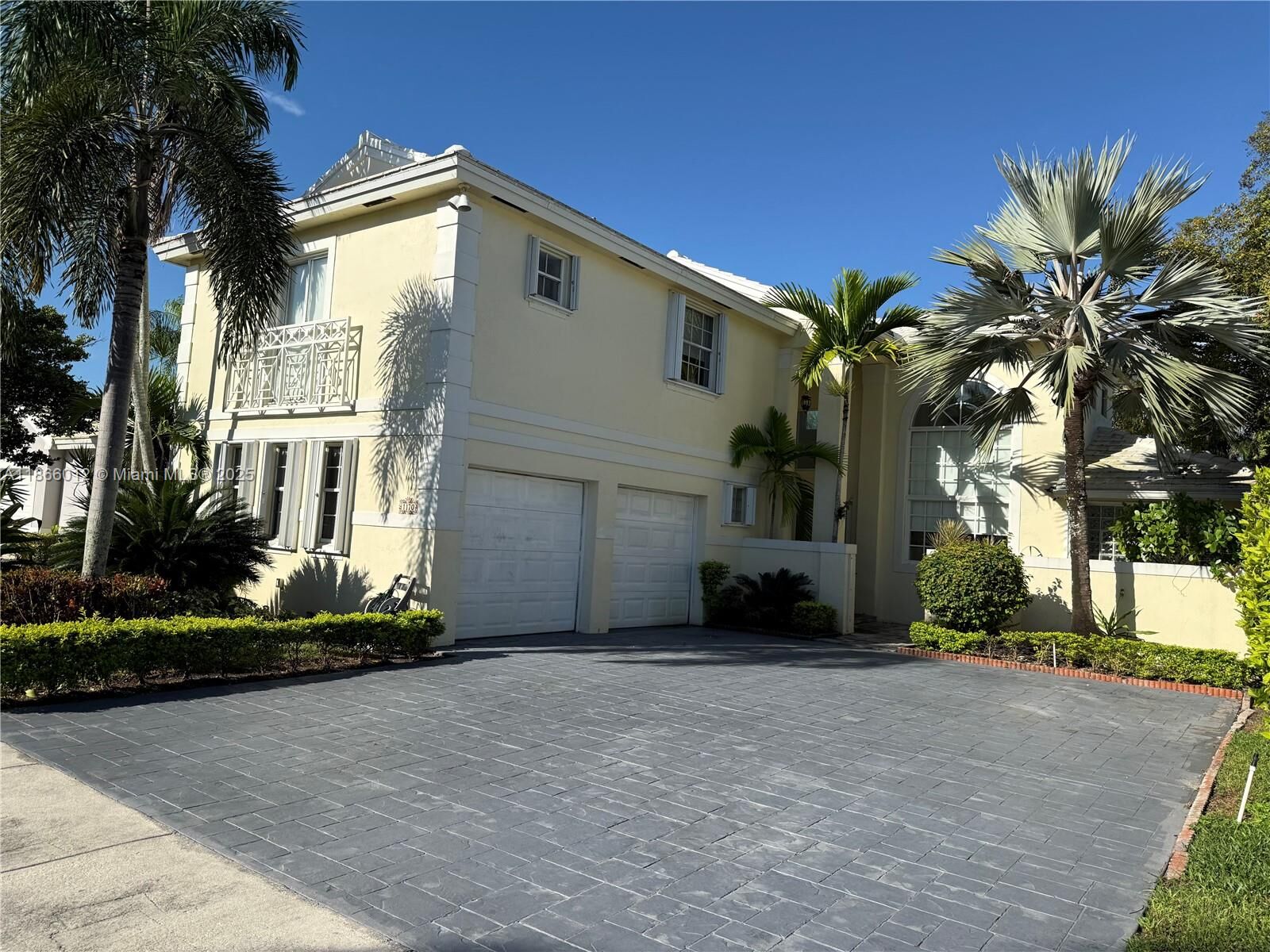 Property Photo: 1170 E Wilshire Cir E FL 33027