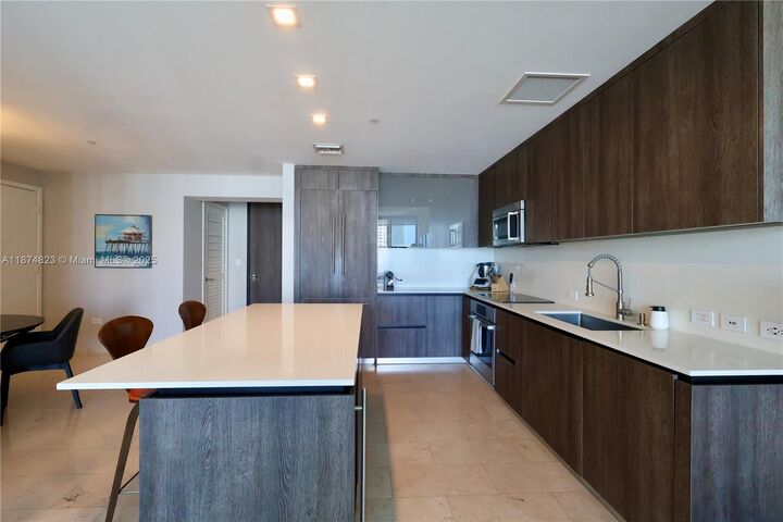 Property Photo: 68 SE 6th St 3607 FL 33131