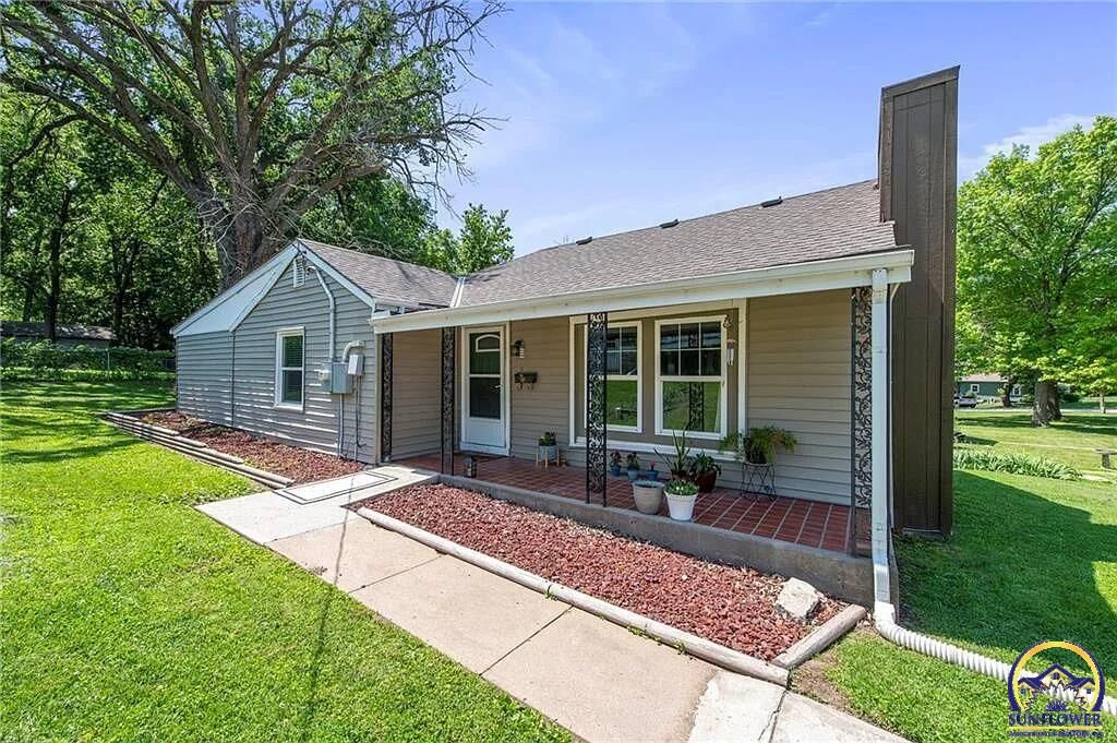 Property Photo:  210 W 2nd St  KS 66012 