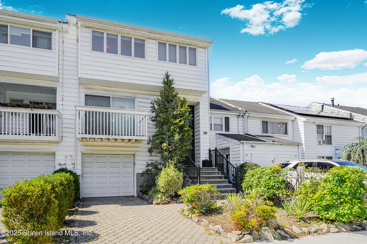 Property Photo:  24 Hampton Green  NY 10312 