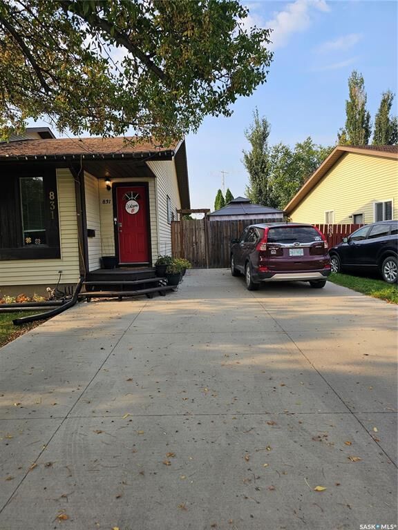 Property Photo:  831 Kingsmere Boulevard  SK S7J 4C4 