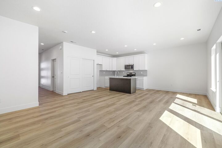 Property Photo: 1163 S Underwood Pl WA 99337