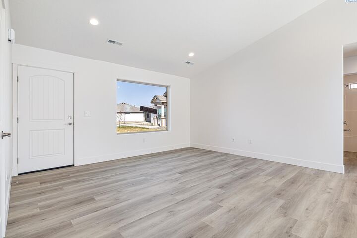 Property Photo: 1613 Diamond Ave WA 98930