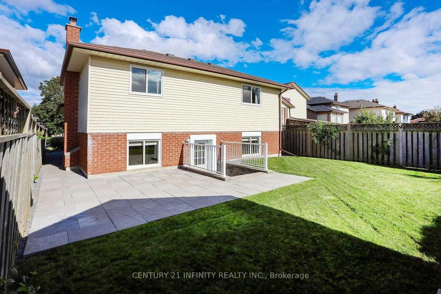 Photo de la propriété:  66 Birchfield Drive  ON L1E 1M6 