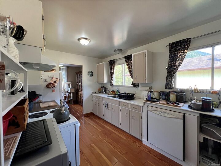 Property Photo:  543 Maquinna Dr N  BC V0P 1X0 