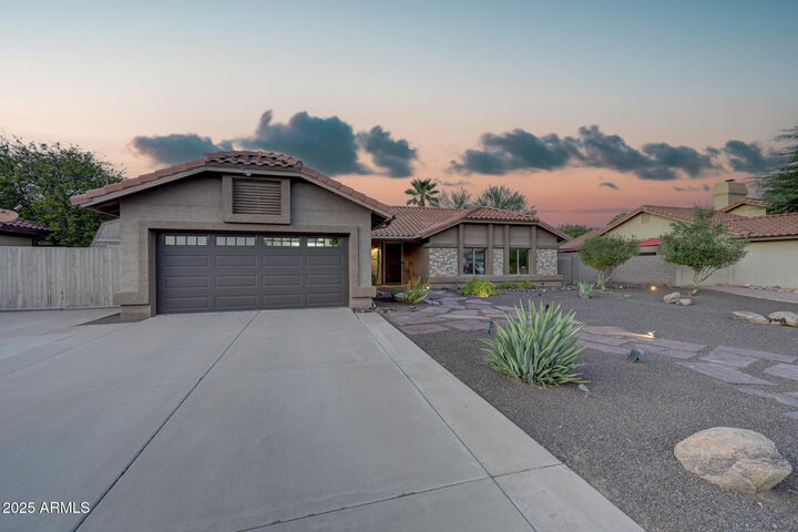 Property Photo:  938 E Knight Lane  AZ 85284 