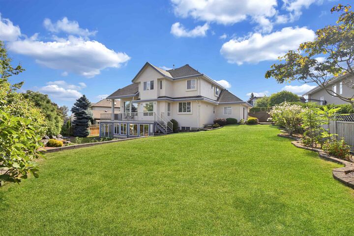 Photo de la propriété:  8598 171 Street  BC V4N 5J1 