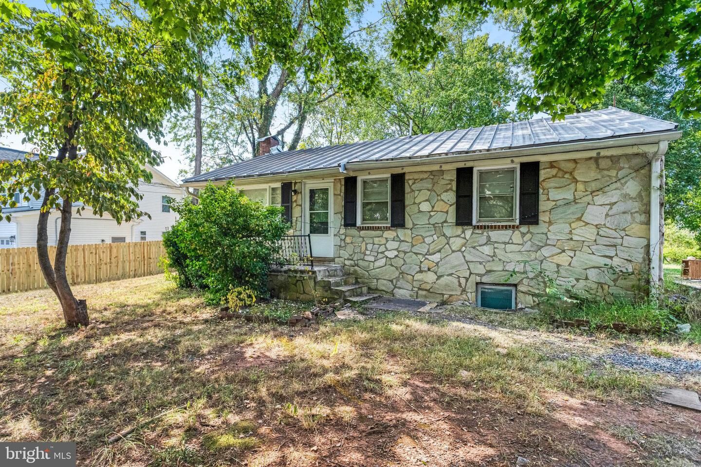 Property Photo: 6814 Jefferson Street VA 20169