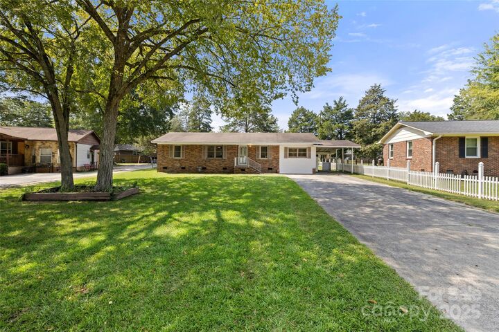 Property Photo: 517 Fieldcrest Drive SC 29706