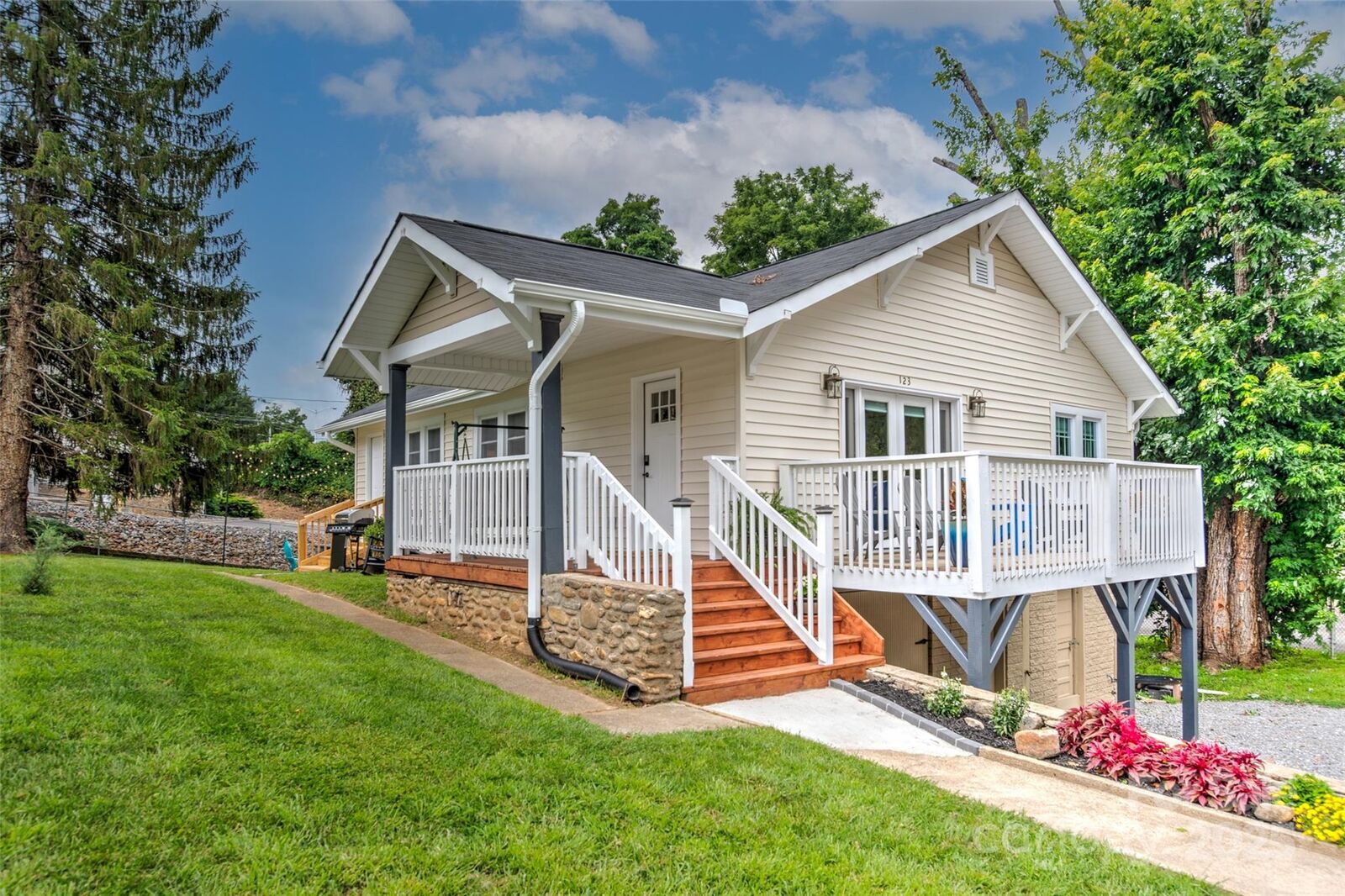 Property Photo:  123 W Marshall Street  NC 28786 